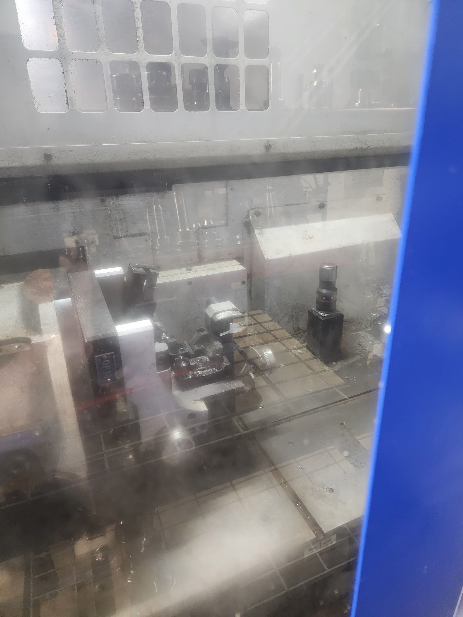 Brother #Speedio-R650X2, 40 ATC, 25.6" X, 16.7" Y, 17.1" Z, 16k RPM, #30, 17 HP, chip conveyor, rotary table - Image 4