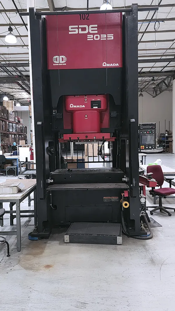 200 Ton, Amada #SDE-2025, 9.8"stroke, 25.2"Shut Height, 4.3"adj, 49.2" x 33.1" table, 2008 - Image 1