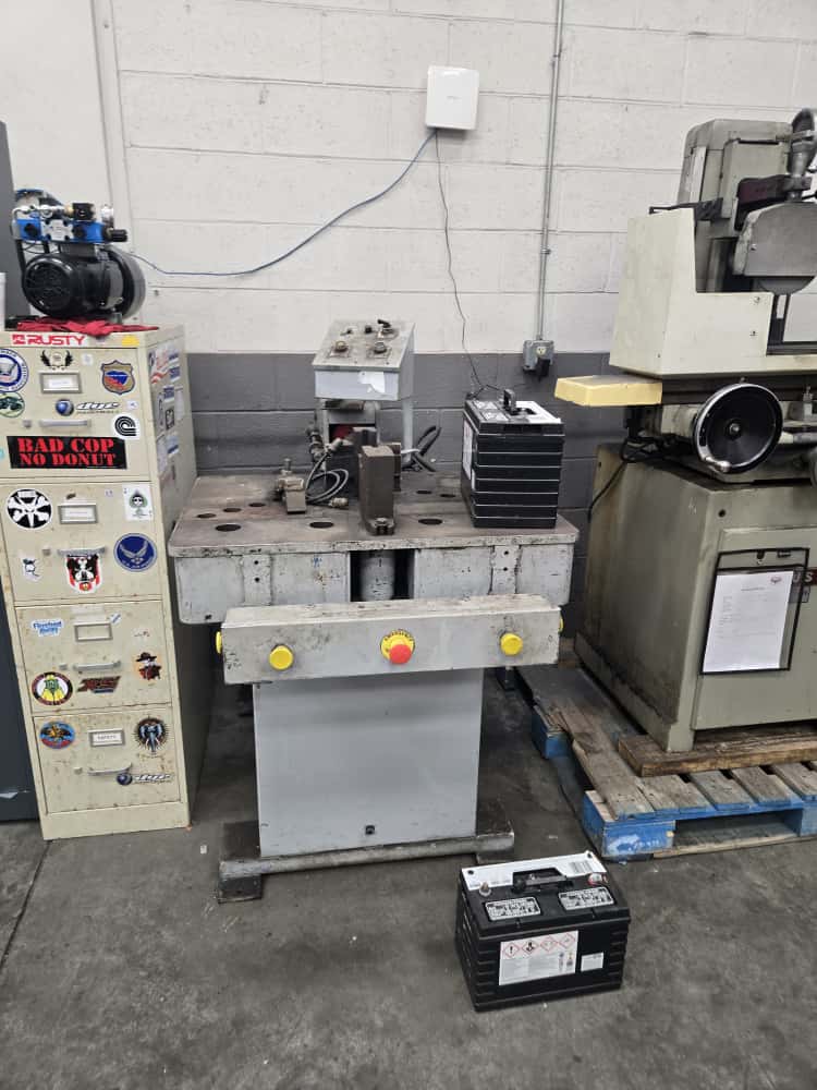 11 Ton, Bentec #BT-1000, Hydraulic Press, 12" stroke, V-block, die table, w/ dies, 2007 - Image 4