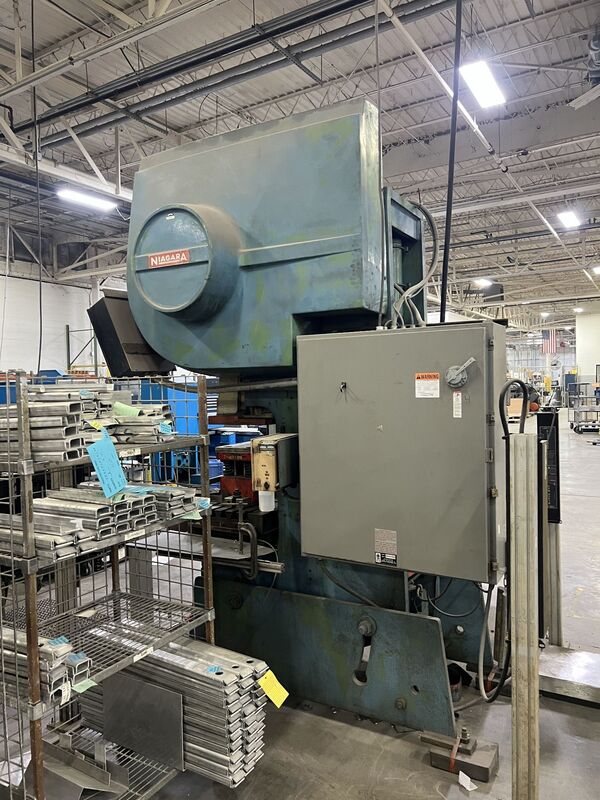60 Ton, Niagara #M60, OBI press, 6" stroke, 19.25" Shut Height, 100 SPM, air clutch & brake, 1985 - Image 2