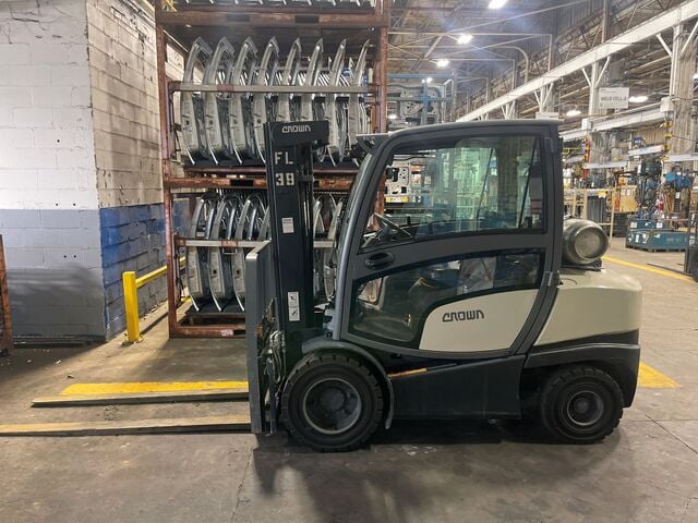 6500 lb. Crown #C5-1050-60, enclosure cab forklift, 24" load center, LPG, hydrostatic steering, 171" lift - Image 1