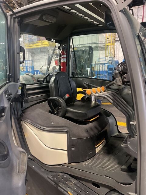 6500 lb. Crown #C5-1050-60, enclosure cab forklift, 24" load center, LPG, hydrostatic steering, 171" lift - Image 3