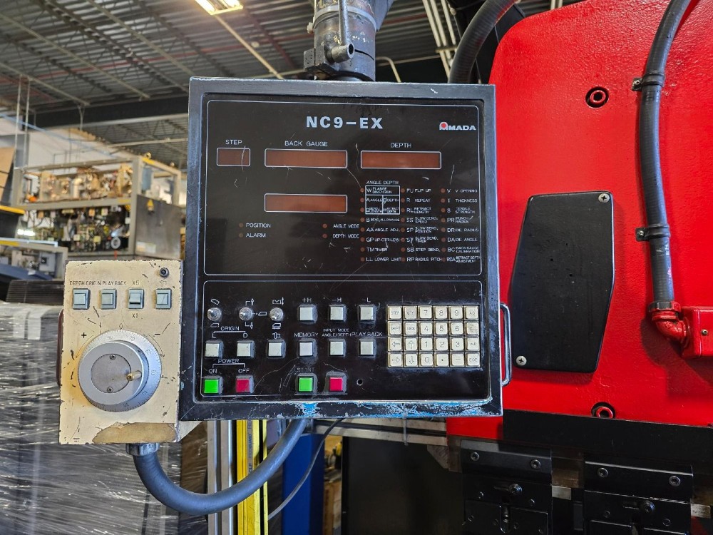 130 Ton, Amada #RG125-30, 3-Axis, Amada NC9EXII, 10.2' OA, 100.39" between housing, 1985 - Image 2