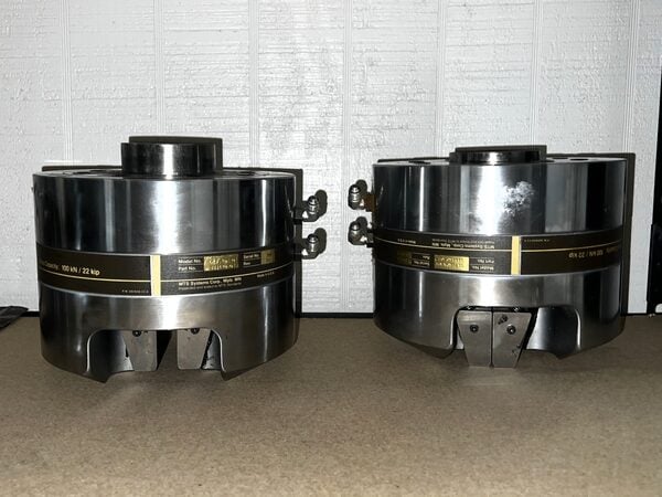 MTS #647.10, hydraulic grips, 22 KIP (100 kn), set of (4) flat wedge - Image 4