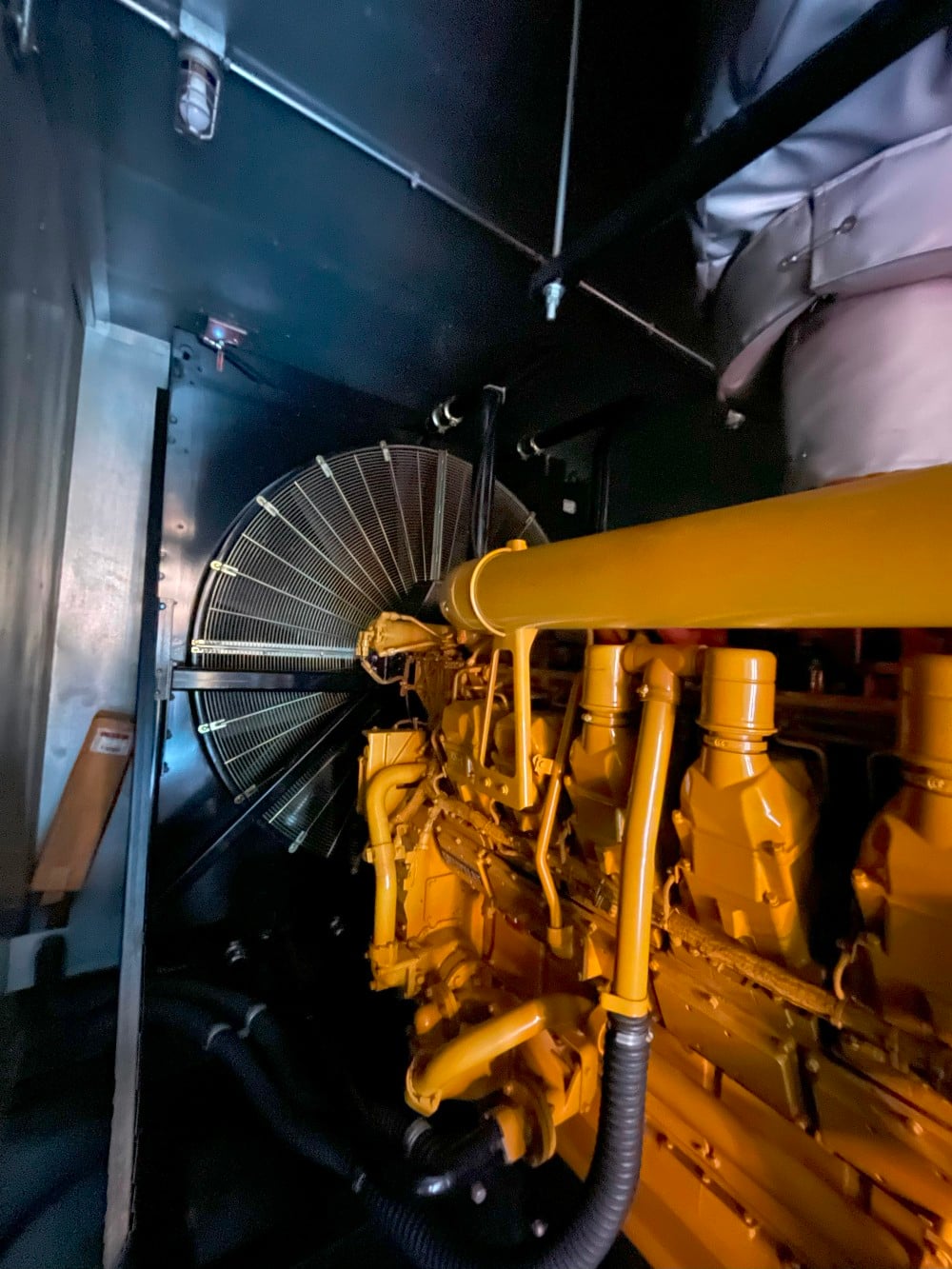 2000 KW Caterpillar #3516B, stationary generator set, diesel, 1800 RPM, 480 Volts, 649 hours, 2005 - Image 5