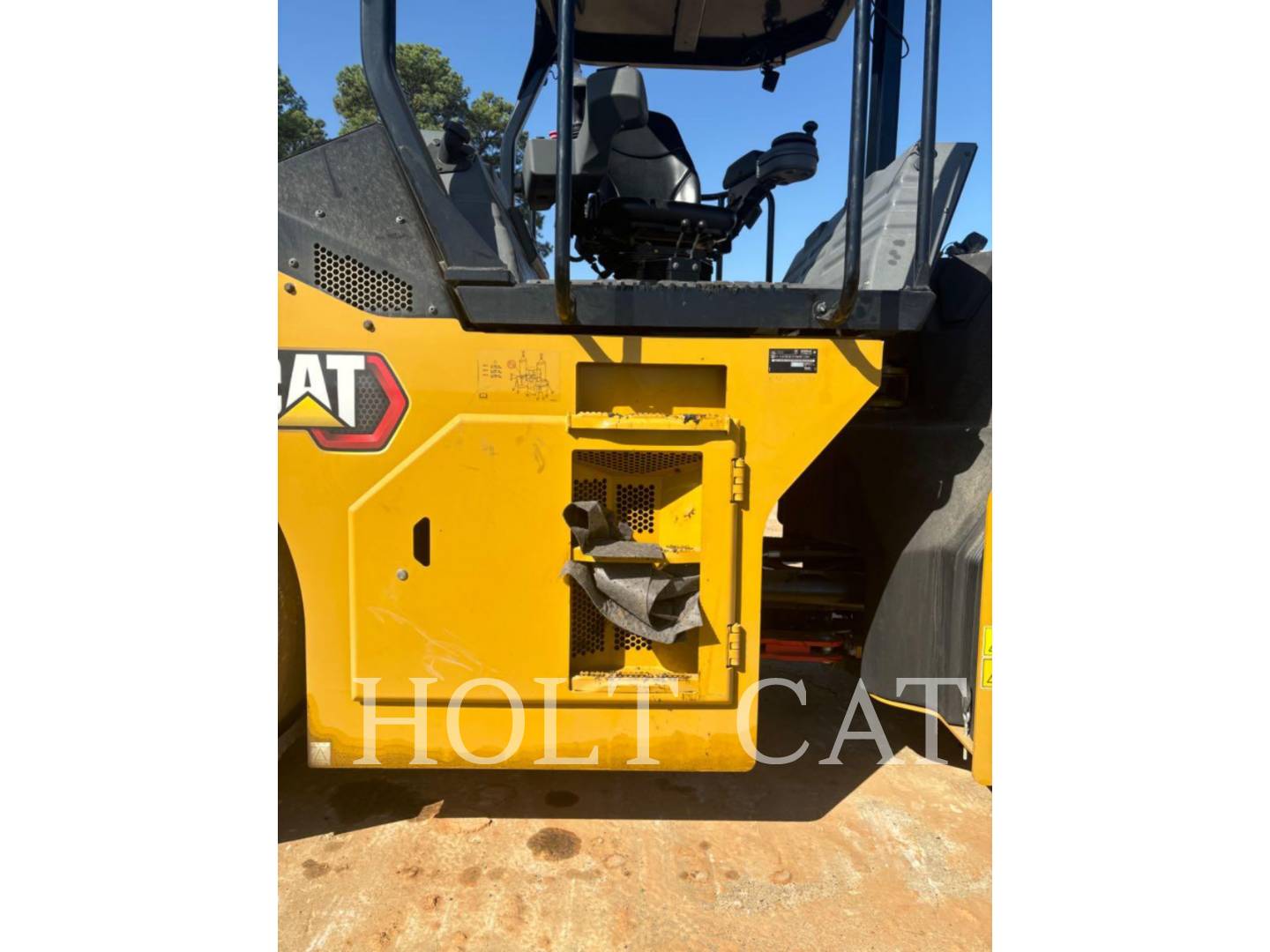 Caterpillar CB13, Vibratory Single Drum Asphalt, 158 hours, S/N: PWP01136, 2023 - Image 8