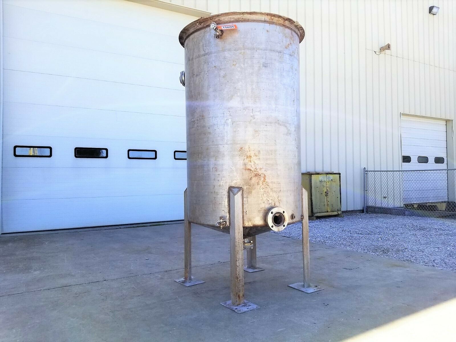 500 gallon Stainless steel tank with pipe coils, 42" dia. x 66" straight side, sloping bottom, oen top - Image 4
