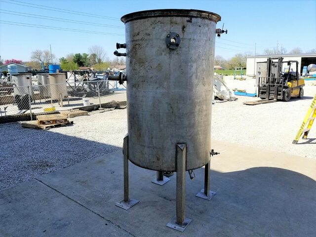 500 gallon Stainless steel tank with pipe coils, 42" dia. x 66" straight side, sloping bottom, oen top - Image 5