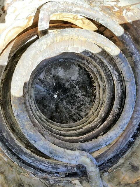 500 gallon Stainless steel tank with pipe coils, 42" dia. x 66" straight side, sloping bottom, oen top - Image 9