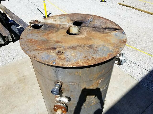 500 gallon Stainless steel tank with pipe coils, 42" dia. x 66" straight side, sloping bottom, oen top - Image 10