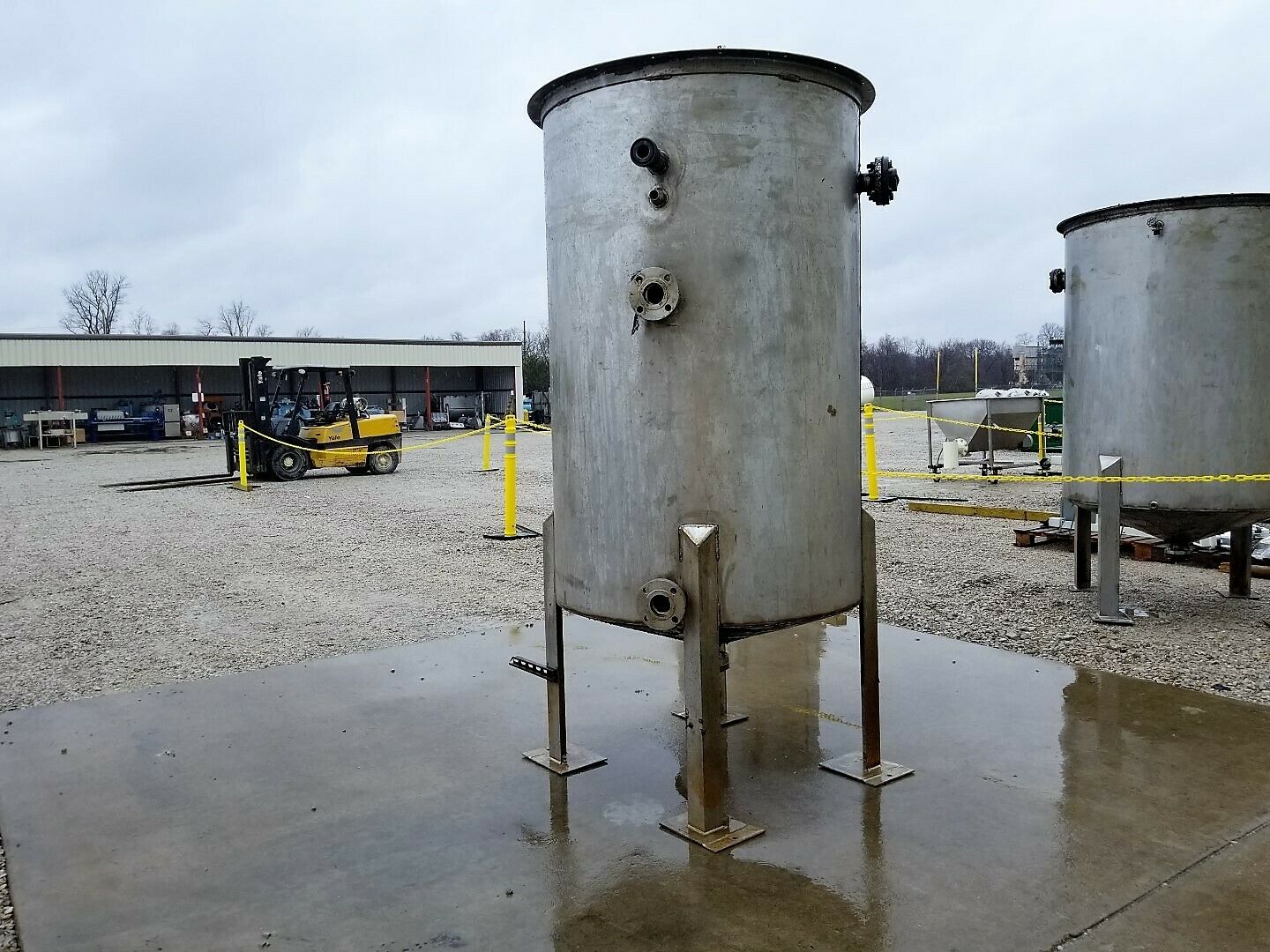 500 gallon Stainless steel tank with pipe coils, 42" dia. x 66" straight side, sloping bottom, oen top - Image 4