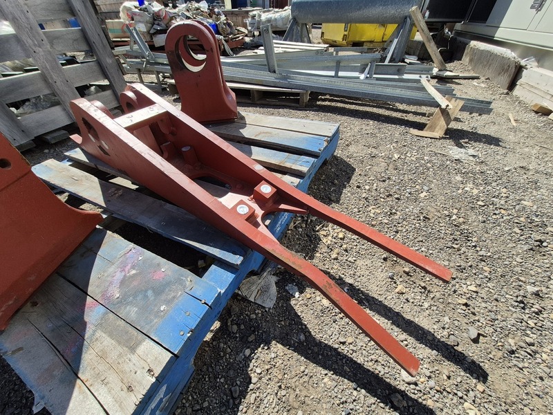 Komatsu #195-71-61360, welded brakcet right hand, like new - Image 3