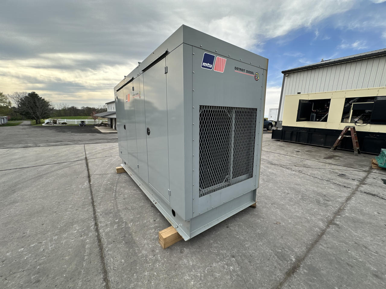 275 KW MTU #6090HF485, diesel generator w/enclosure, 9 liter J Deere engine, 277/480 Volts, Tier 3 - Image 3