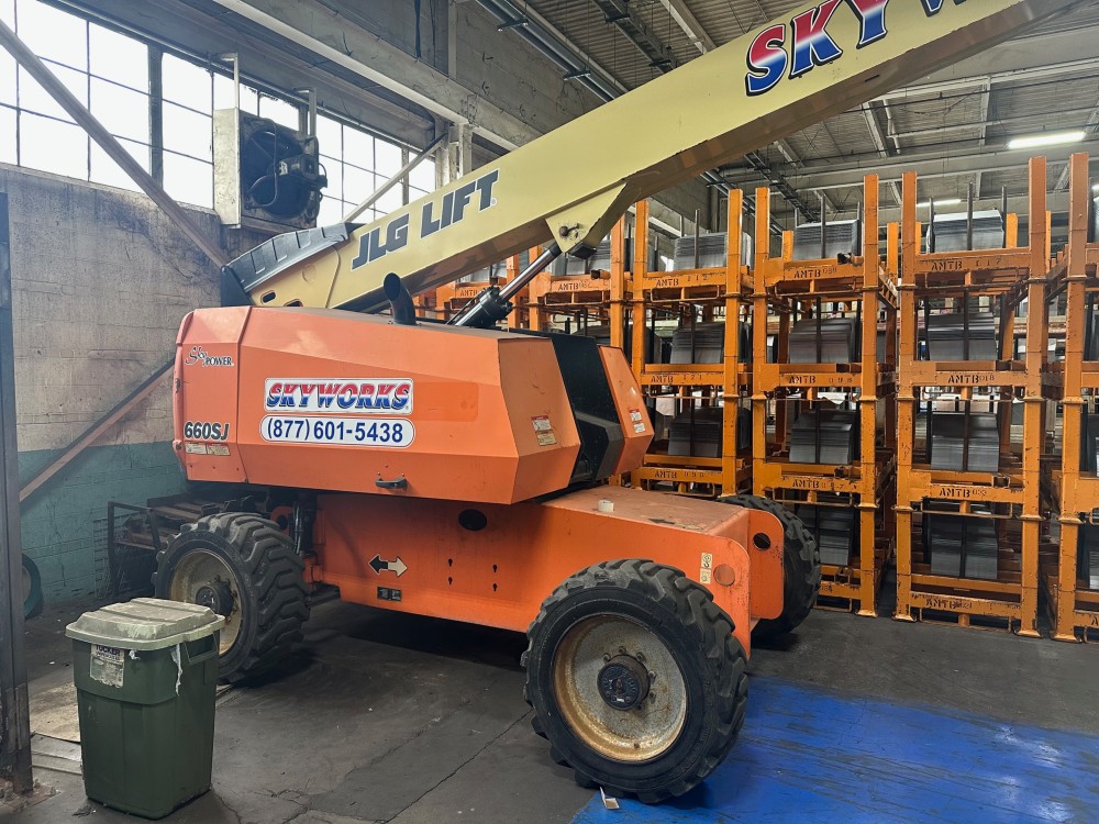 JLG Industries, Inc. 660SJ, Articulated Boom, Lift - Image 2