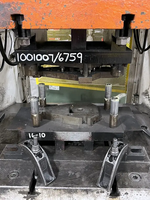 100 Ton, Aida #PD010, mechanical press, 6.6"stroke, 2.9"adj., 50 SPM, 64.9"x23.5" bolster area - Image 3