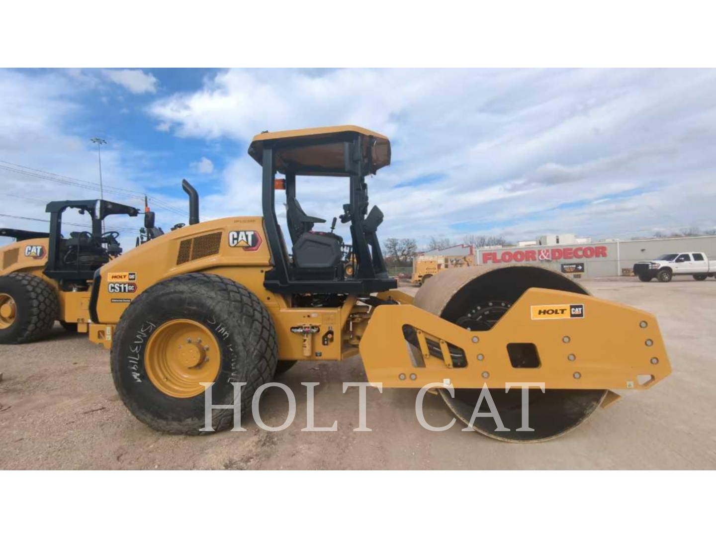Caterpillar CS11GC, Vibratory Single Drum Pad, 522 hours, S/N: RFL00555, 2023 - Image 2