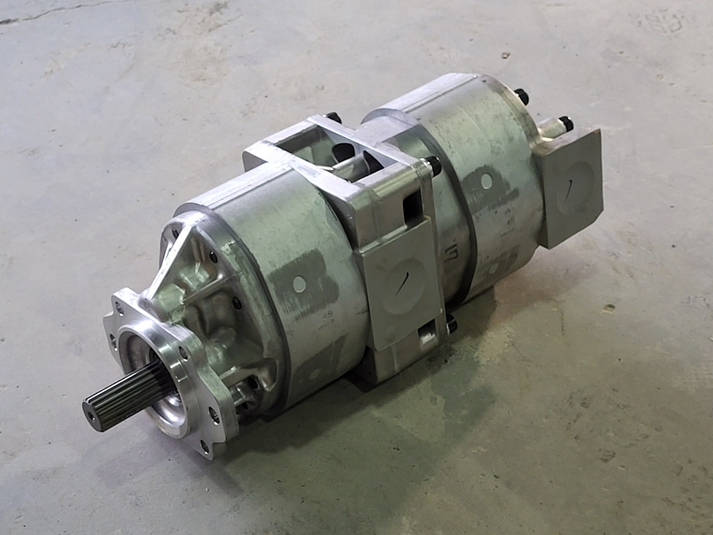 Komatsu #705-52-42090, hydraulic pump, new - Image 4