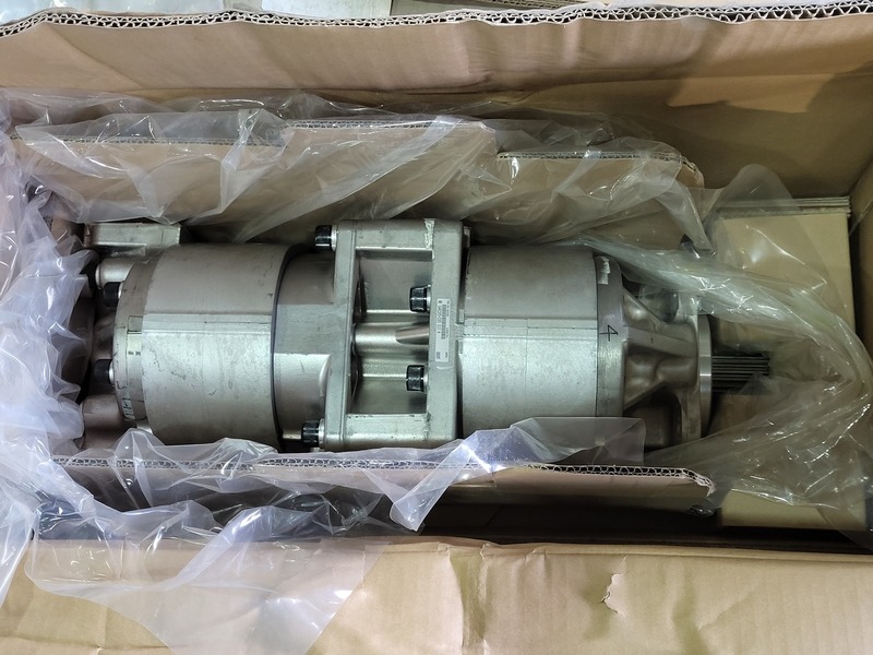 Komatsu #705-52-42090, hydraulic pump, new - Image 6