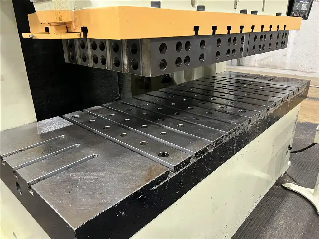 275 Ton, Komatsu #OBW250, double crank gap frame press, 11.8" stroke, 20-40 RPM, 2000 - Image 4