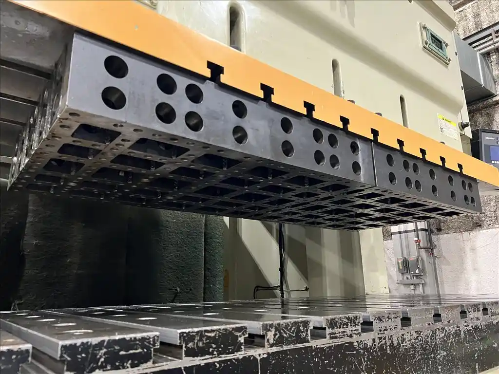 275 Ton, Komatsu #OBW250, double crank gap frame press, 11.8" stroke, 20-40 RPM, 2000 - Image 5