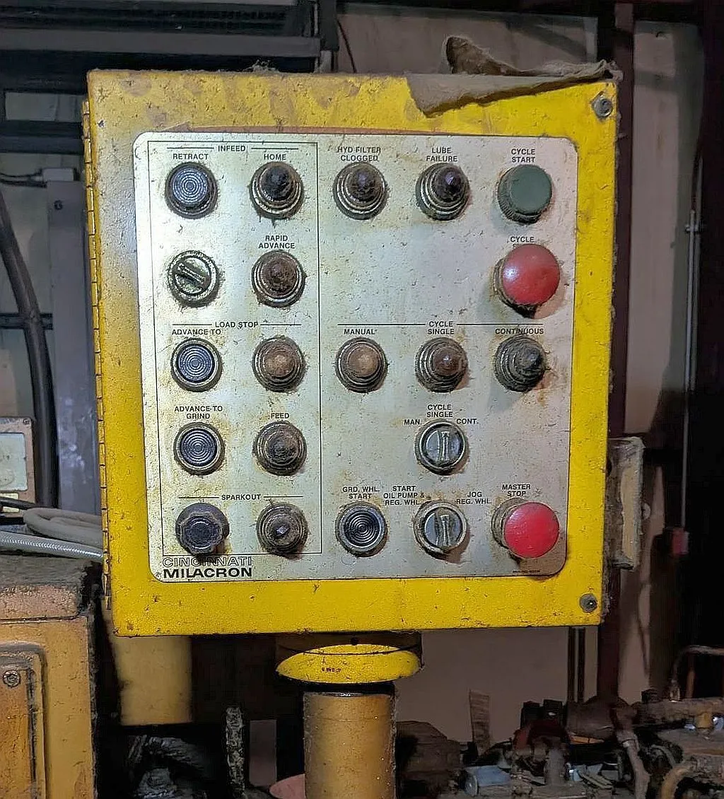 Cincinnati Milacron No. 330-15 Mdl. DE, centerless grinder, 24" x 12" x 15" wheel, coolant, 1977 - Image 5