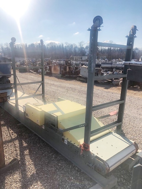 24" wide x 15' long, Hytrol, flat belt conveyor on legs with casters, with 2 HP gear head motor - Image 3