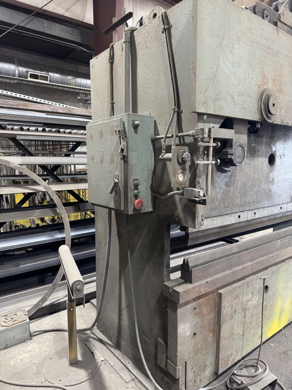 175 Ton, De Laurice #17510, Hydraulic Press Brake, 121.5" overall, 124" between housing, 6" stroke, 14" Shut - Image 4