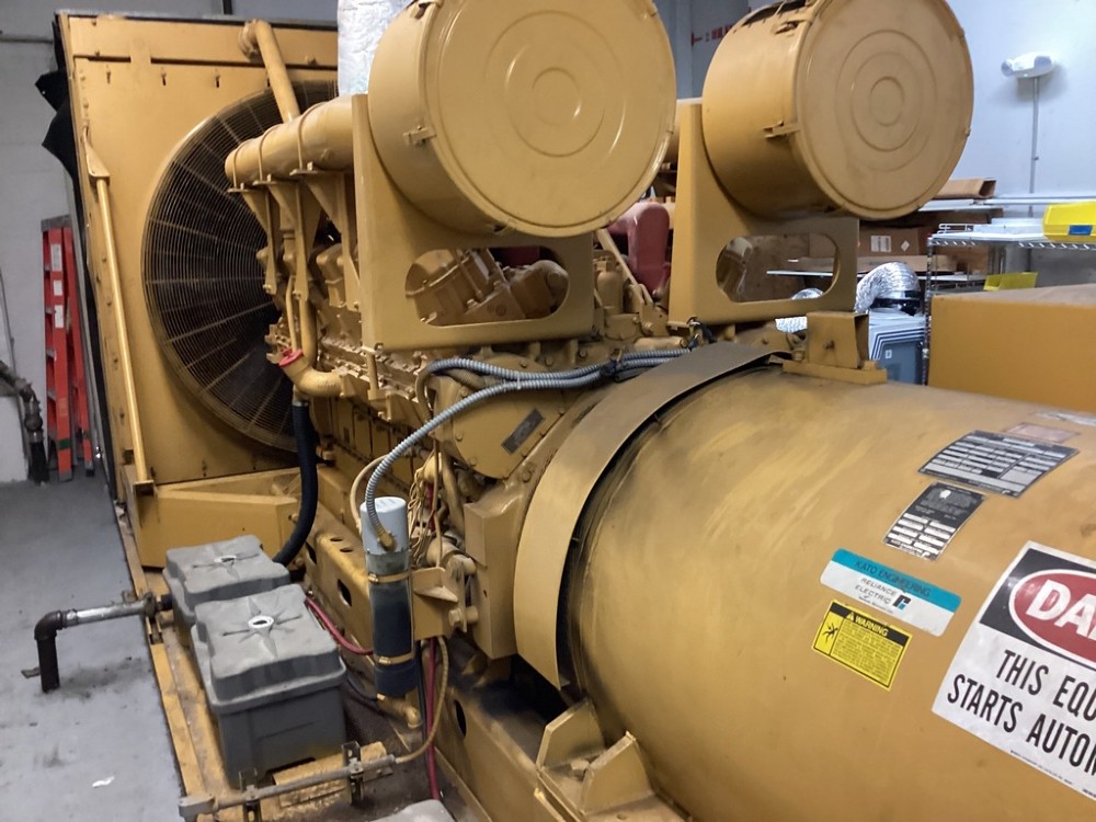 1500 KW Caterpillar #3516, 277/480 Volts, 3-phase, 2299 hours, 2168 HP @ 1800 RPM, Kato 4P6-3300 generator - Image 2