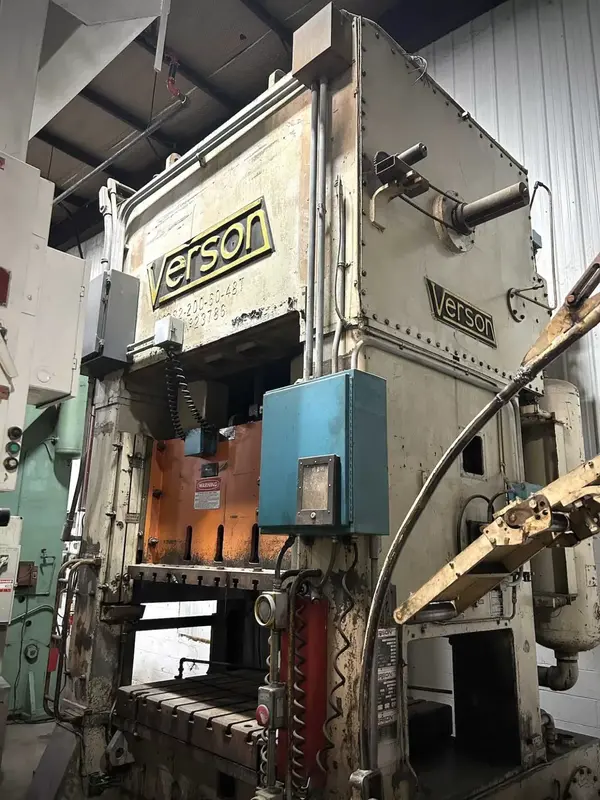 200 Ton, Verson #S2, 6" stroke, 33" Shut Height, 60" x48" bed, 40-80 SPM, cushion, 1973 - Image 1