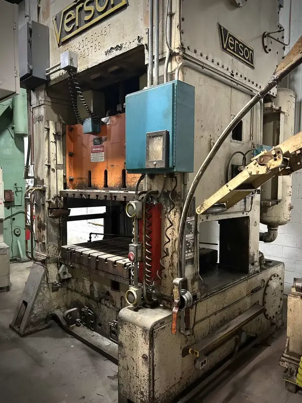 200 Ton, Verson #S2, 6" stroke, 33" Shut Height, 60" x48" bed, 40-80 SPM, cushion, 1973 - Image 3