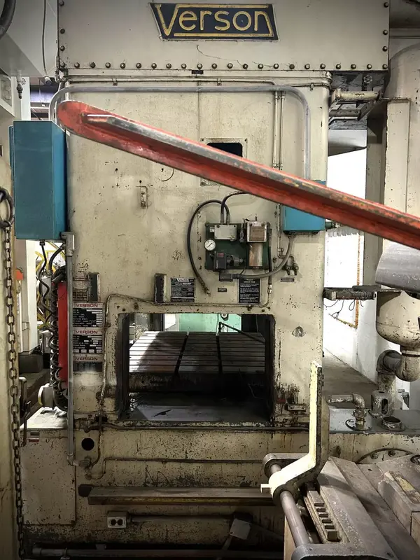 200 Ton, Verson #S2, 6" stroke, 33" Shut Height, 60" x48" bed, 40-80 SPM, cushion, 1973 - Image 6