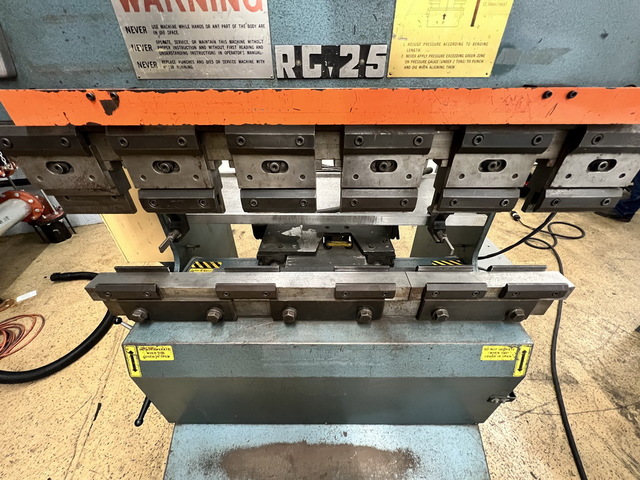 25 Ton, Amada #RG-25, up-acting hydraulic press brake, 4' overall, 40" between housing, 3.94" stroke, 8" - Image 5