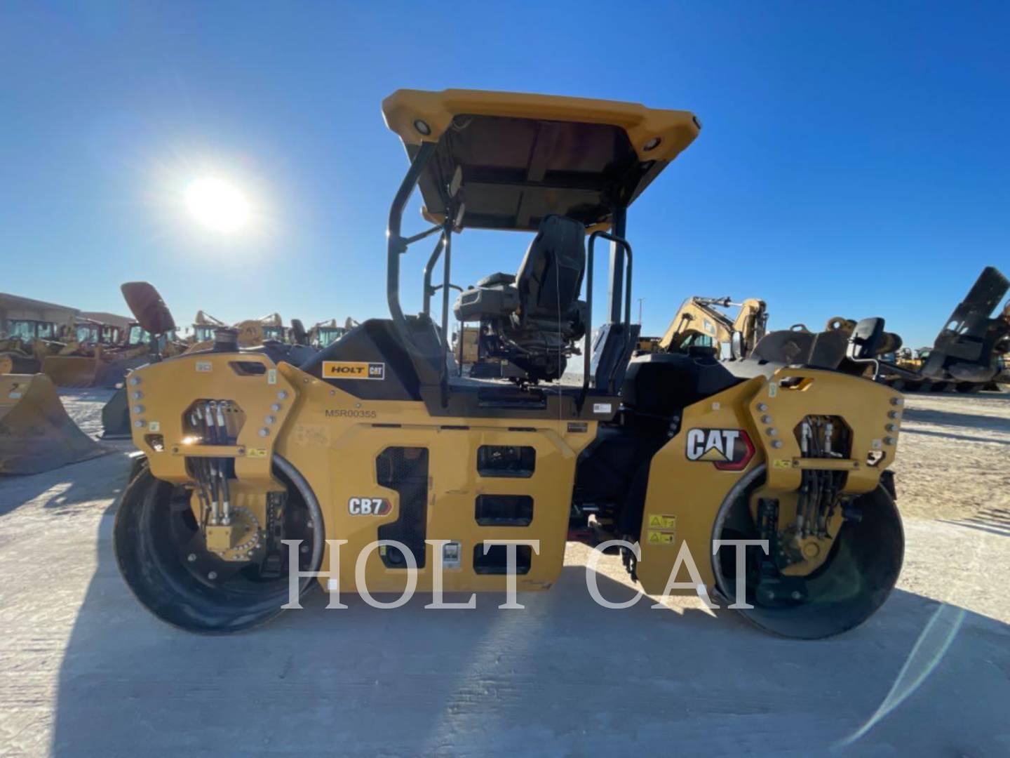 Caterpillar CB7, Vibratory Single Drum Asphalt, 52 hours, S/N: M5R00355, 2023 - Image 1