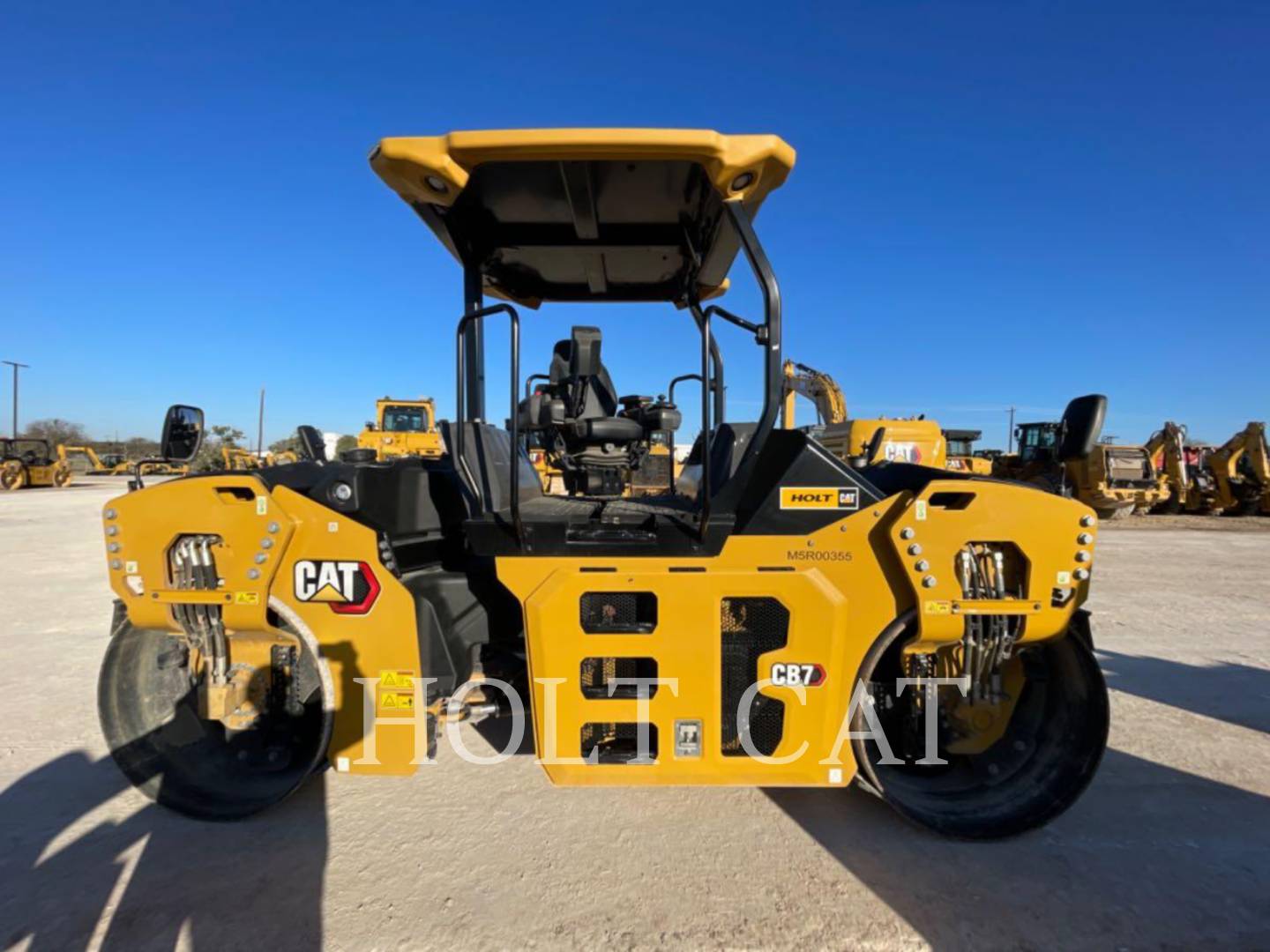 Caterpillar CB7, Vibratory Single Drum Asphalt, 52 hours, S/N: M5R00355, 2023 - Image 2