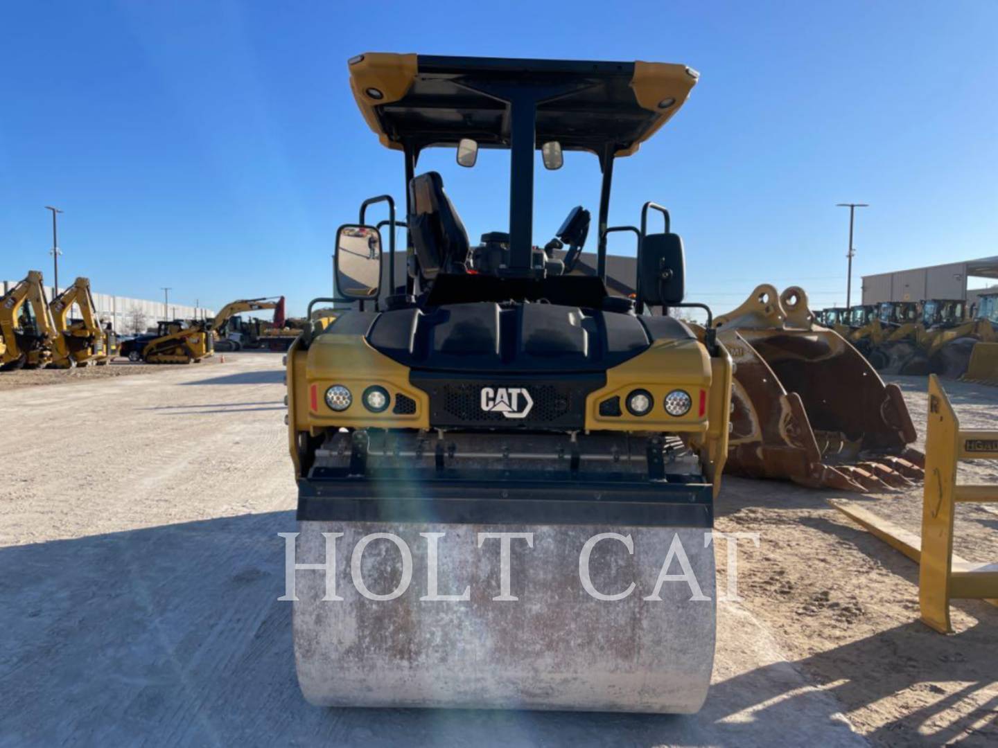 Caterpillar CB7, Vibratory Single Drum Asphalt, 52 hours, S/N: M5R00355, 2023 - Image 4