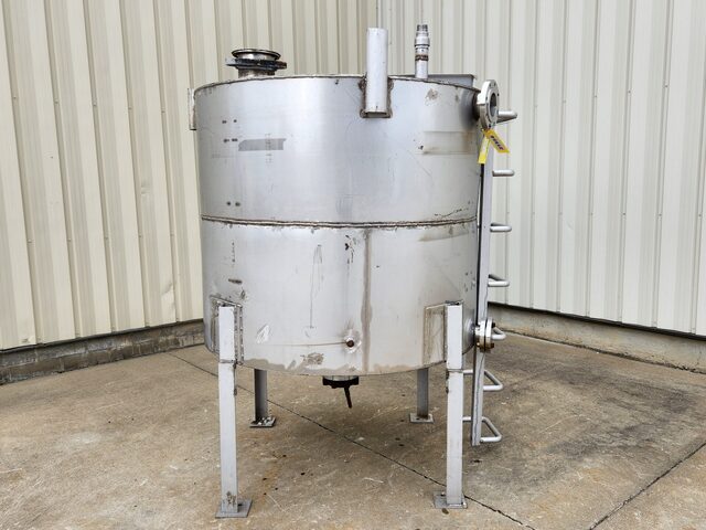 600 gallon Stainless liquids tank, 60" dia. x 50" high - Image 2