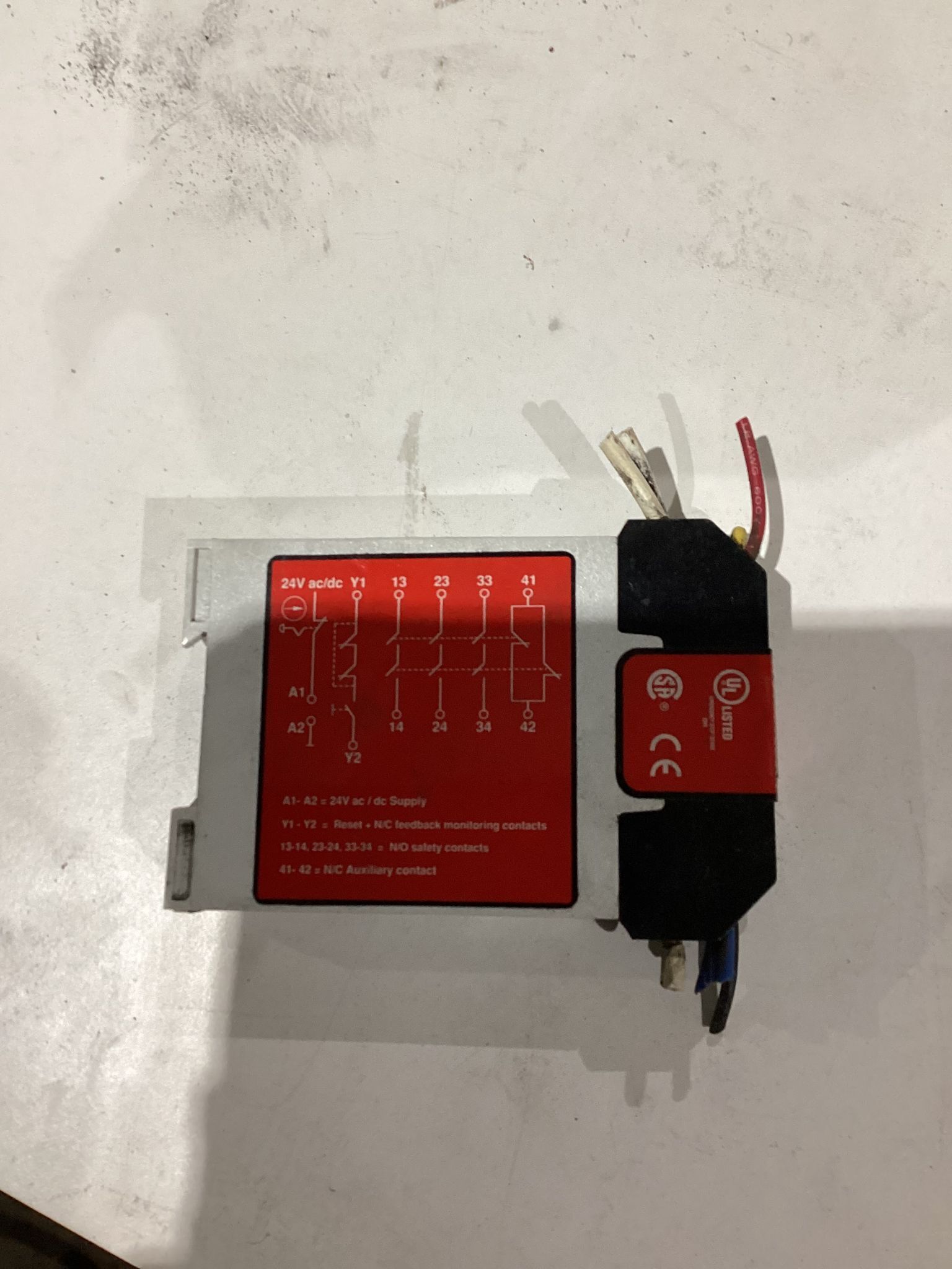 Banner #ES-FA-6G, Safety Relay, 150 Watts, 24 V - Image 1