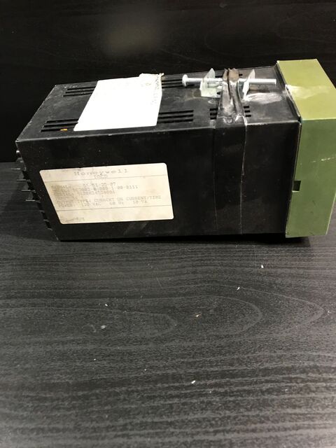 Honeywell #DC3002-0-00B-1, Temperature Controller, 120 VAC - Image 2