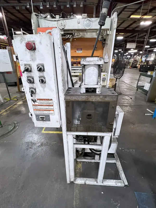 175 Ton, Vogel Tool & Die, 12' overall, 124" between housing, 8" stroke, 10" throat, 14" open - Image 3