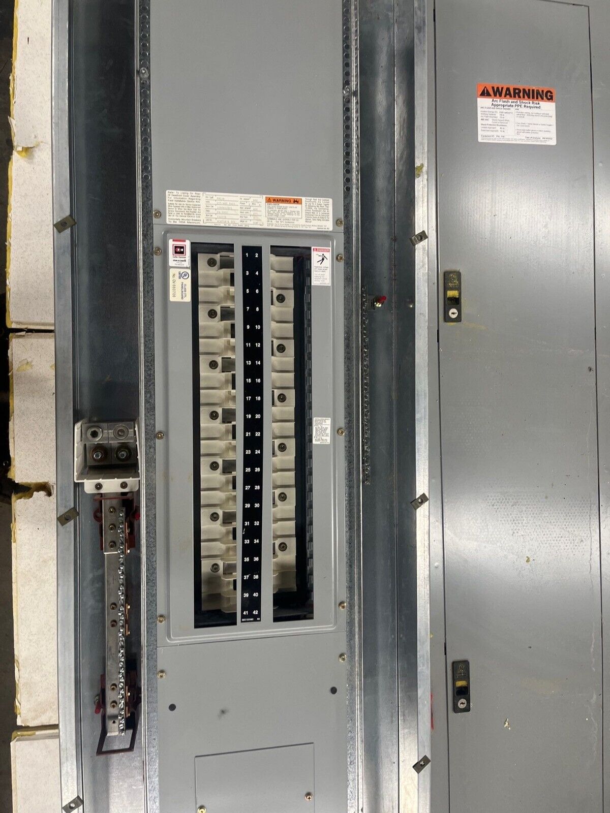 400 Amp. Cutler Hammer, PRL2A, Panelboard, 277/480 Volts 3PH 4W Indoor Encl 42 Circuit MLO P581 - Image 9