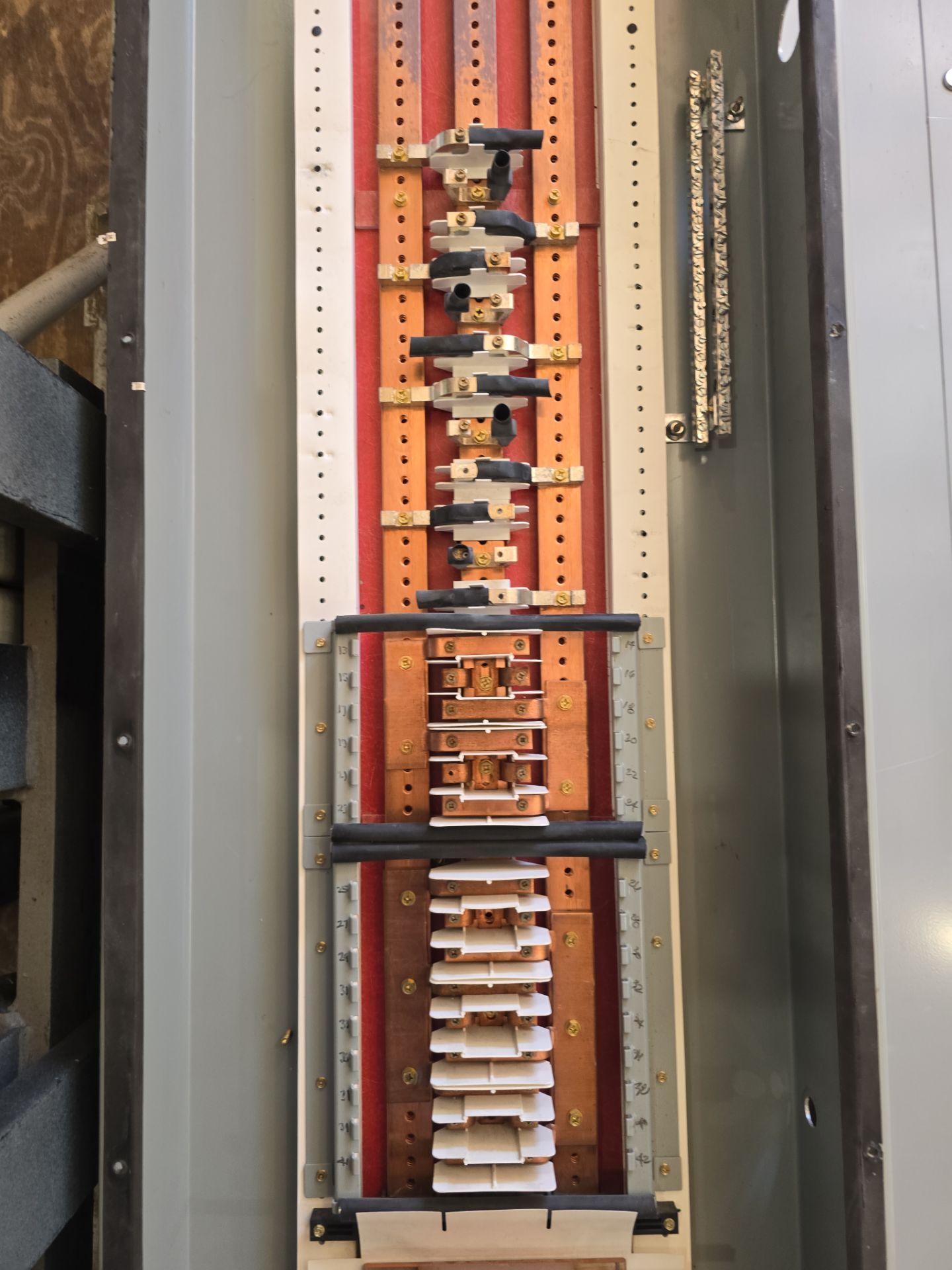 600 Amp. Eaton, PRL3A, Panelboard, 208Y/120 Volts 3PH 4W MLO 3R Encl Outdoor - Image 5