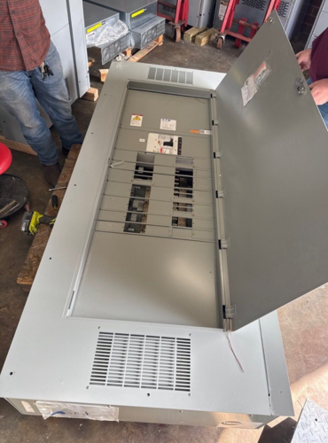 800 Amp. Eaton, PRL4B, Panelboard, 240/120 Volts 3PH 4W Indoor Encl 36 Cir MCB MDL3800F P633-NS, New - Image 1