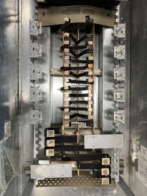 600 Amp. General Electric, APN3 Bolt On, Panelboard, 480/277 Volts 3PH 4W 30 Cir Indoor Encl TPHE277Y20PP P651 - Image 4