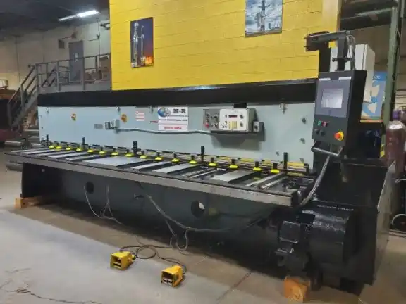 1/4" x 13.9' Amada #M-4065, mechanical squaring shear, 16 hold downs, 52 SPM, 15 HP, 1990 - Image 1