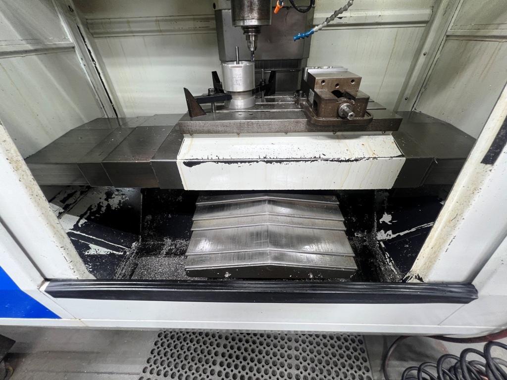 Hurco #VM-10, CNC vertical machining center, 26" X, 16" Y, 20" Z, 10000 RPM, 20 automatic tool changer, Cat - Image 3
