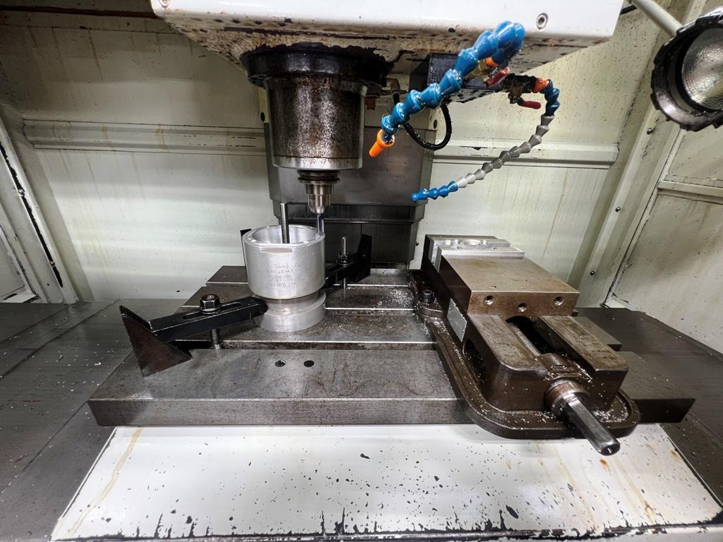 Hurco #VM-10, CNC vertical machining center, 26" X, 16" Y, 20" Z, 10000 RPM, 20 automatic tool changer, Cat - Image 5
