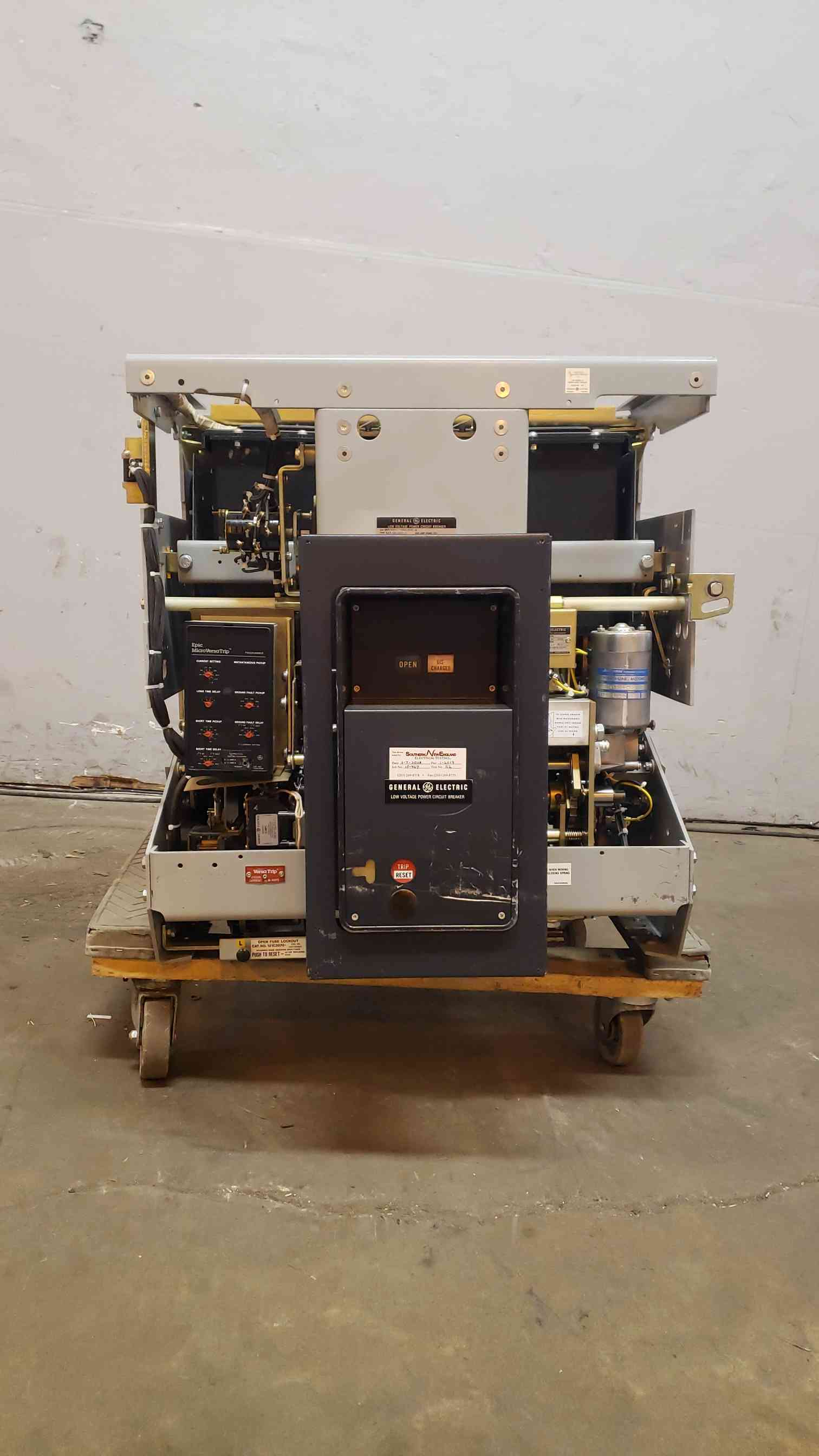 4000 Amps, General Electric, AKR-8D-100-1, low voltage circuit breaker, w/Epic Micro Versatrip - Image 1
