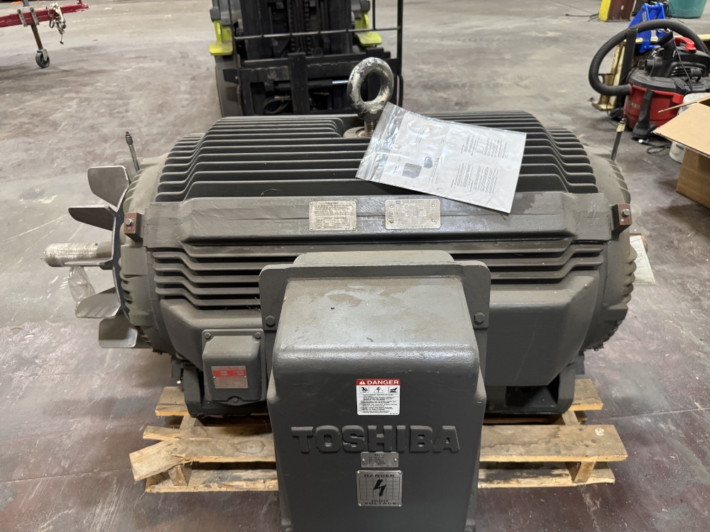 200 HP 1185 RPM Toshiba, Frame 5010UZ, TEFC, BB, 1.15 service factor, 4160 Volts, New Surplus Double Shaft - Image 3