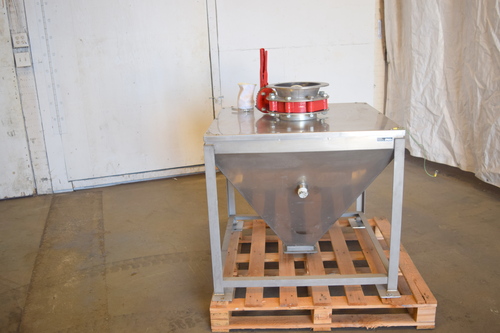 Material transfer & storage hopper, 3' x 3' x 2-1/2'tall with 7-1/2"valve - Image 4