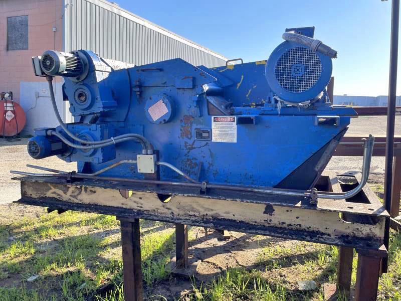 Vecoplan #45/12/2, horizontal wood grinder, 5" x 18" infeed opening, 390 RPM, 18" W x 6" D x 16' L vibratory - Image 1
